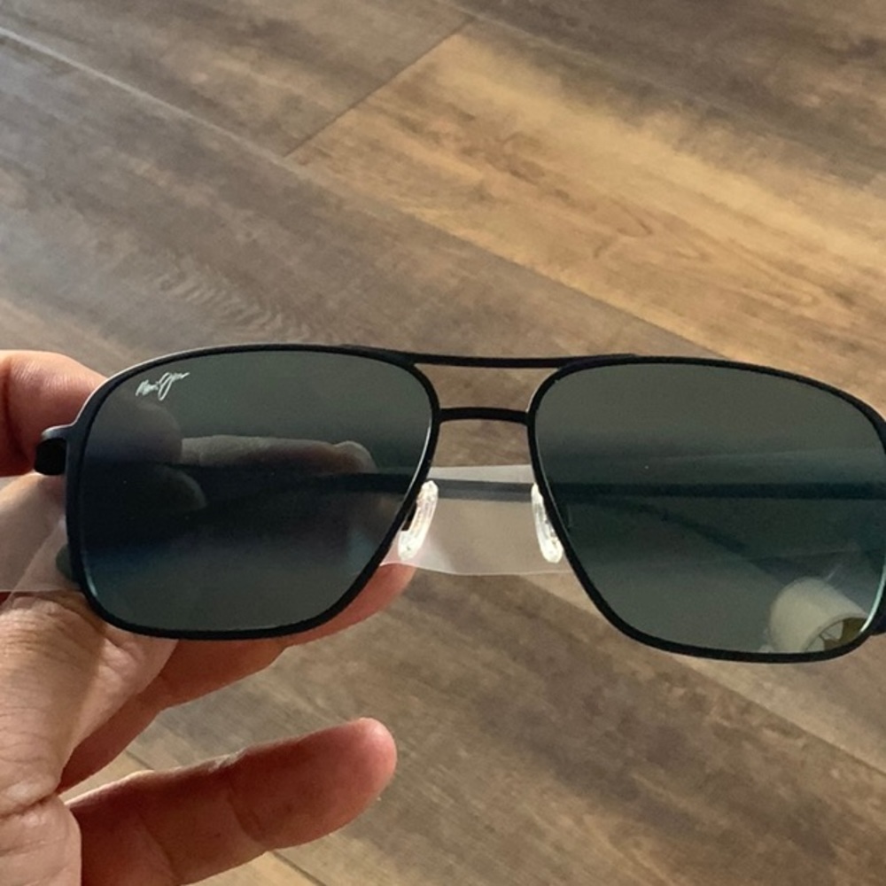 Maui Jim Polarized Sunglasses Grey Beaches Black Matte Aviator Style for Men.